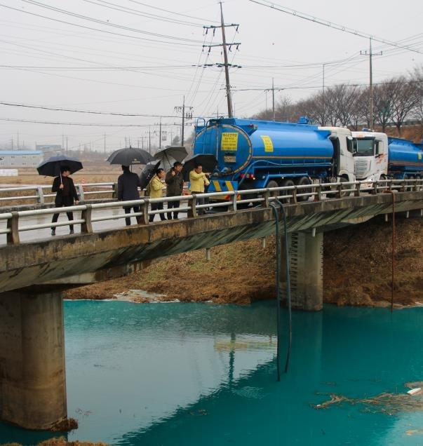 14일 정장선 평택시장이 오염된 하천 일대를 둘러보고 있ek = 자료사진 평택시