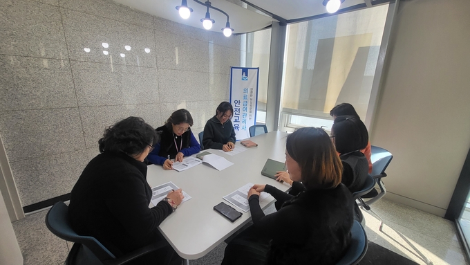 수원시가 의료급여관리사를 대상으로 안전대책교육을 하고 있다.