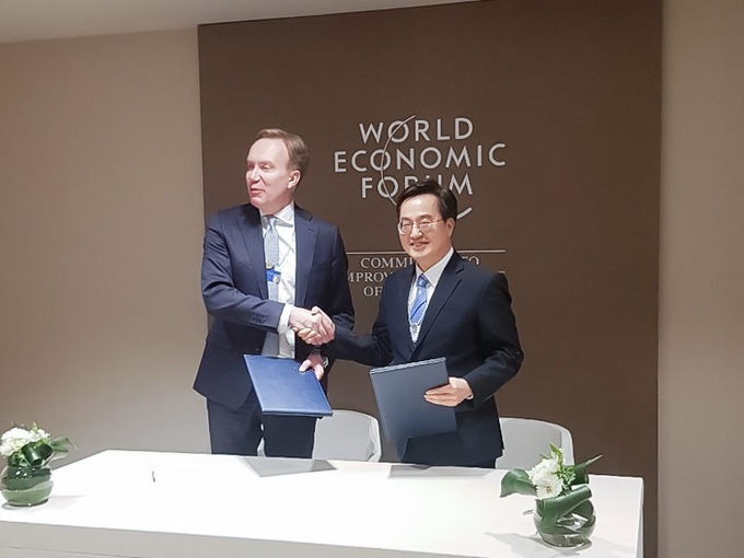 김동연 경기도지사가 세계경제포럼 측과 경기도에 4차산업혁명센터를 설립하기로 합의한후 기념촬영을 하고 있다.