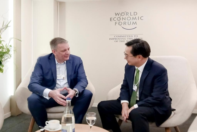김동연 도지사가 다보스포럼에 참석하여 카이 베크만 (Kai Beckmann) Merck CEO와 면담을 가졌다. = 자료사진 경기도