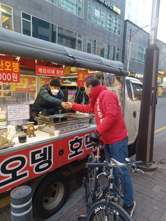 남주헌 예비후보는 자전거와 도보로 자신의 지역구를 샅샅이 돌아다니며 얼굴 알리기 및 지지를 호소하고 있다. 진중한 삶 가운데 발휘되는 강한 추진력이 그의 장점이다.
