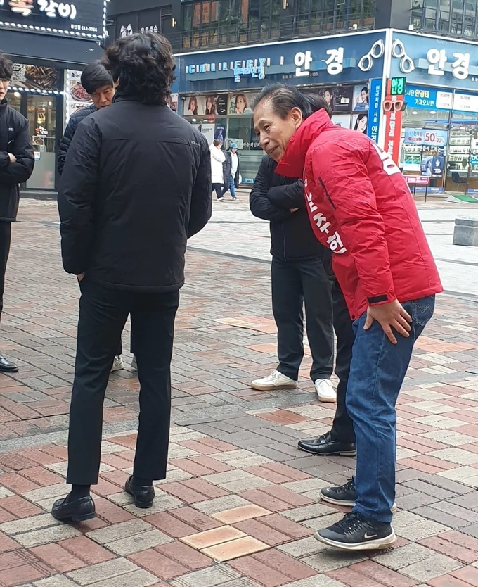 남주헌 예비후보는 자전거와 도보로 자신의 지역구를 샅샅이 돌아다니며 얼굴 알리기 및 지지를 호소하고 있다. 진중한 삶 가운데 발휘되는 강한 추진력이 그의 장점이다.