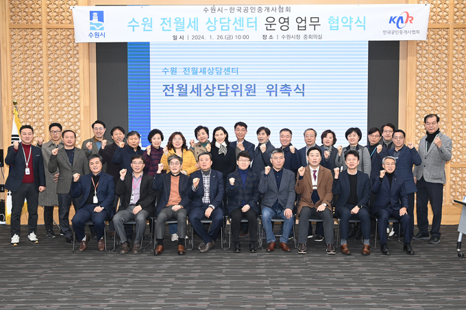 황인국 제2부시장(앞줄 가운데)과 참석자들이 함께하고 있다.