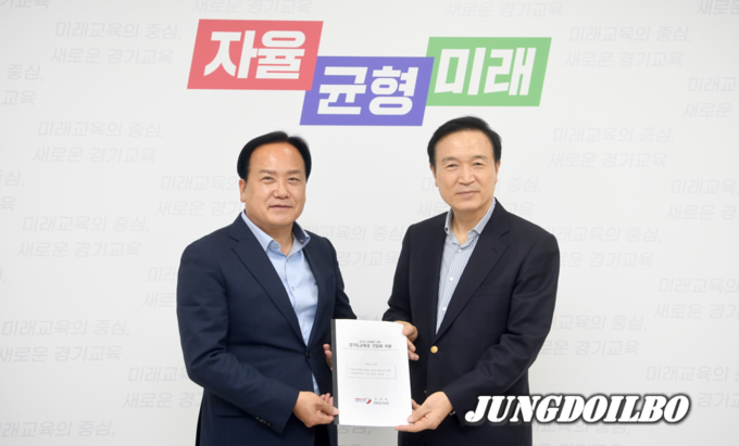 이권재 오산시장(왼쪽)이 임태희 경기도교육감(오른쪽)과 간담회에서 기념 촬영을 하고 있다. = 자료사진 오산시