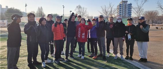 김세연 예비후보가 지난 주말 서호체육공원에서 만난 서호제기동호회 회원들과 기념촬영을 하고 있다. 
