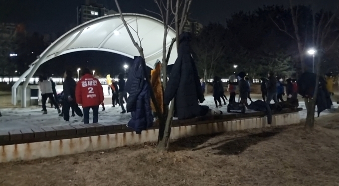김세연 예비후보가 지난 주말 서호체육공원에서 100여명의 에어로빅 동호회 회원들과 에어로빅을 즐기고 있다.