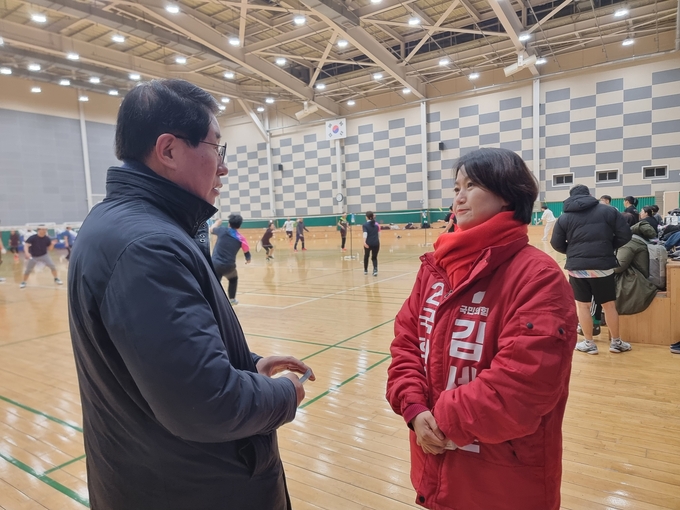 김세연 예비후보가 지난 주말 숙지체육센터 배드민턴장에서 만난 배드민턴 동호회 관계자로부터 생활체육 활성화 등에 대한 의견을 청취하고 있다.
