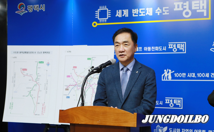 정장선 평택시장이 29일 시 회견실에서 언론브리핑을 하고 있다. = 자료사진 평택시