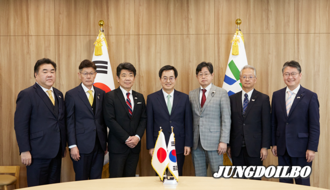 30일 오전 직무실에서 김동연 도지사가 일본 우호교류지역인 아이치현의회 의원들과 기념촬영을 하고 있다.