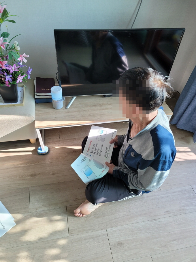 AI 스피커를 사용하는 시민.