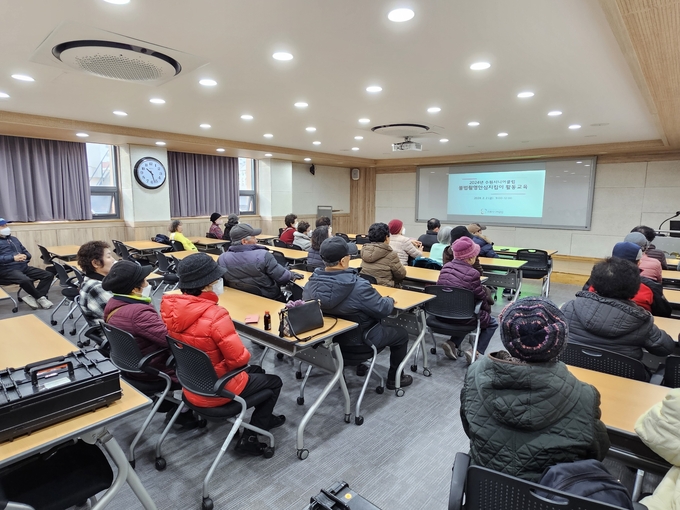‘불법촬영 안심지킴이’ 사업단 참여자를 대상으로 활동 교육을 하고 있다.