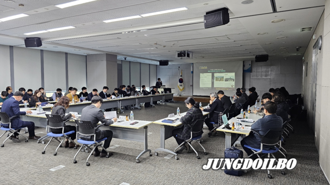 용인특례시 관계자가 지난 2일 정부세종청사에서 열린 국토교통부 디지털트윈(DT) 국토 시범사업 착수보고회에서 디지털트윈의 행정활용 모델 사업을 발표하고 있다.
