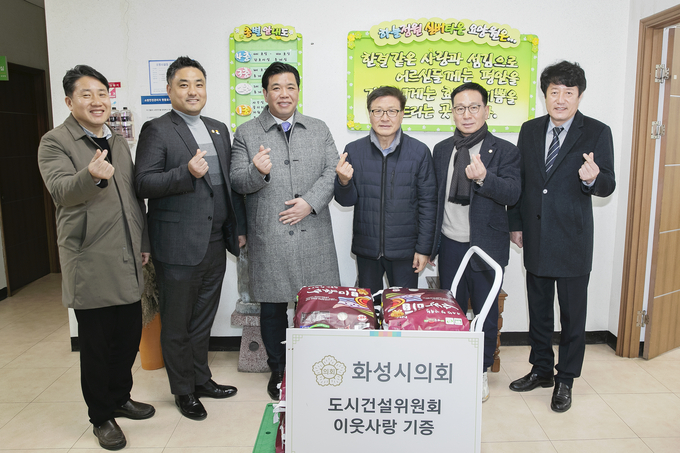지난 5일 화성시의회 도시건설위원들이 관내 송산면 ‘하늘정원 요양원’을 찾아 위문품을 전달하며 관계자들의 애로사항 등을 청취했다. 