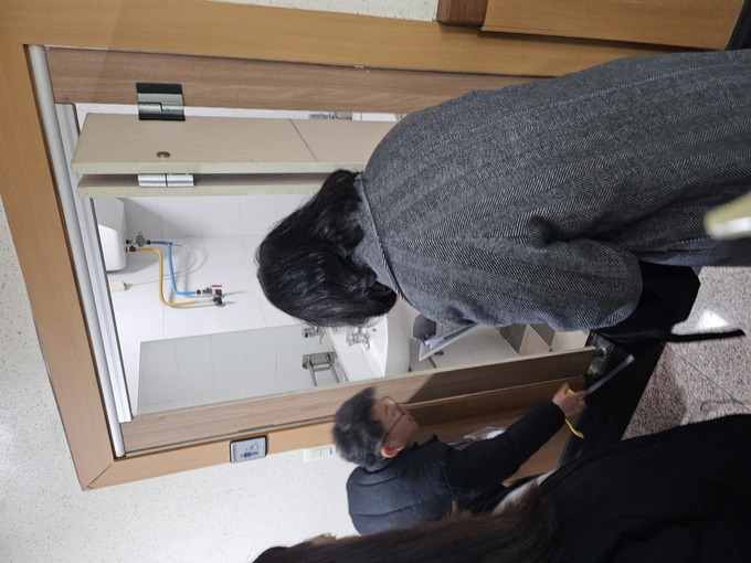 인권영향평가단이 한 투표소에서 인권영향 평가를 하고 있다.
