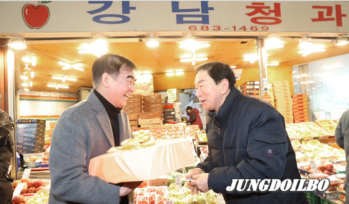 염종현 의장이 전통시장 민생현장 고충 청취하고 있다. = 자료사진 경기도의회