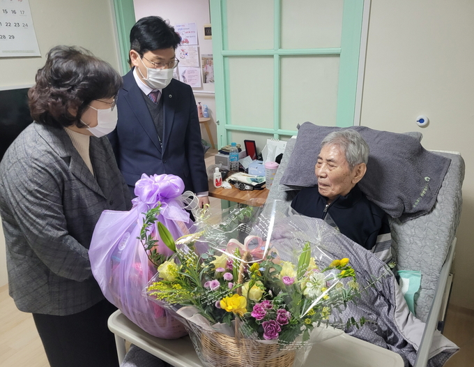 박란자 복지여성국장이 오성규 애국지사를 위문하고 있다.