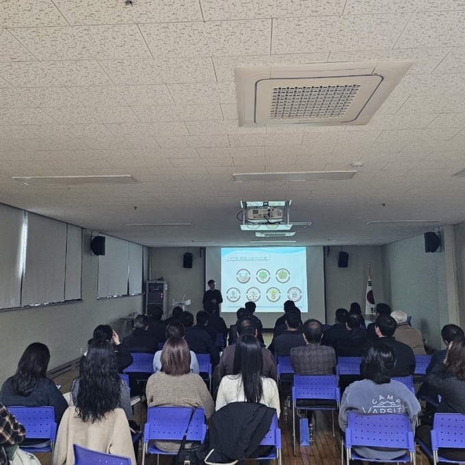 수원시가 가로수 가지치기 전문교육을 하고 있다.