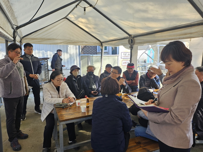새빛민원실 베테랑팀장들이 하광교동 주민들과 이야기를 나누고 있다.