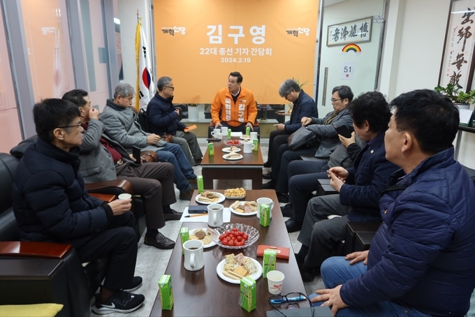 지난 19일 김구영 개혁신당 예비후보가 언론인 간담회를 개최하고 공약 설명, 현안 질의 응답 등을 진행하고 있다.