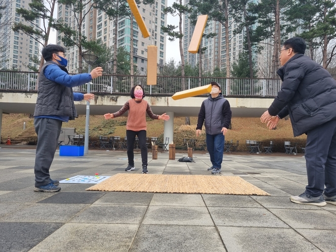 수원시가 시민모두의 공원 민속놀이를 운영하고 있다.