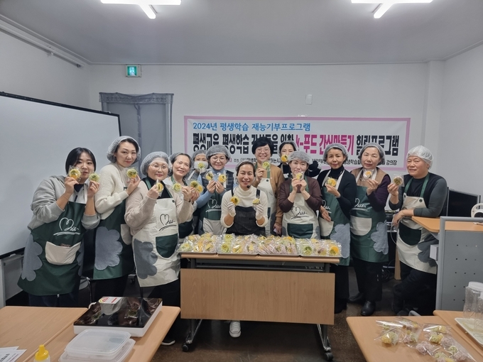 사단법인 평생학습을실천하는사람들 강의실에서 수원지역에서 활동하는 평생교육 강사들이 기념촬영을 하고 있다