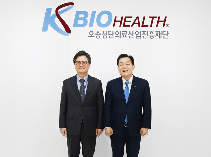 이재준 시장(오른쪽)과 차상훈 오송첨단의료산업진흥재단 이사장이 함께하고 있다.