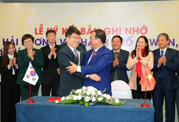 황인국 수원시 제2부시장(왼쪽), 웬 민 훙 하이즈엉성 부위원장이 양해각서 체결 후 함께하고 있다.