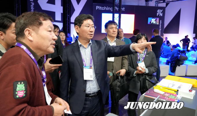 이상일 용인특례시장이 27일 스페인 바르셀로나에서 열린 MWC 2024의 용인특례시관을 찾아 용인 기업의 부스를 살펴보고 있다.