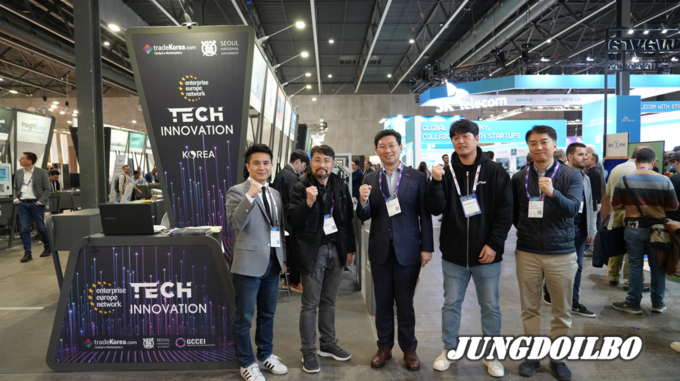 이상일 용인특례시장이 지난달 26일~29일 스페인 바르셀로나에서 열린 MWC2024 용인관 참가 기업 관계자들과 기념촬영을 하고 있다