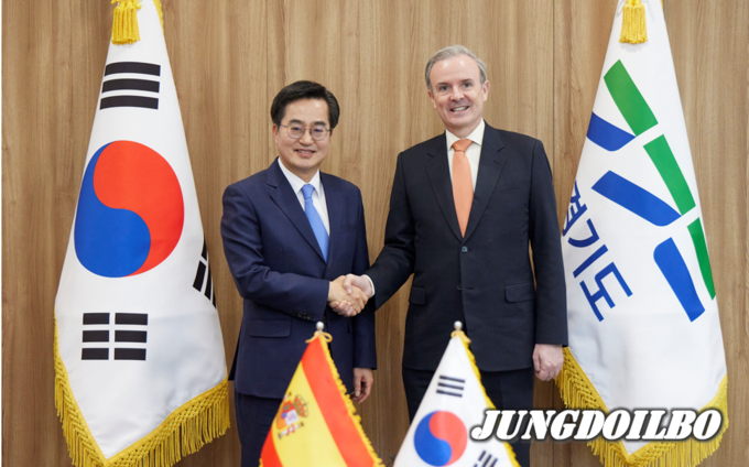 김동연 지사, 11일 경기도청 방문한 기예르모 키르크파트릭 주한 스페인 대사와 면담