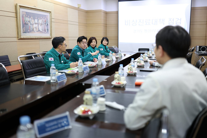 13일 오후 안양시청 상황실에서 오병권 경기도 행정1부지사와 안양시 부시장, 안양·군포·의왕·과천시 소속 보건소장, 소방서장, 응급의료기관 4개 병원장 등이 중진료권(안양권) 지역응급의료협의체 회의에 참석해 의료계 진단행동에 따른 비상진료체계를 점검했다.