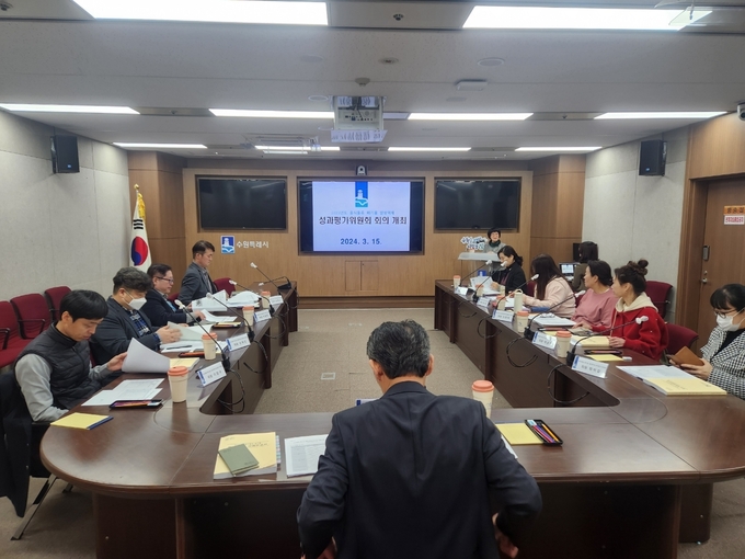 수원시가 지난 15일 ‘2023년도 음식물류 폐기물 발생억제 성과평가위원회’를 열고 있다.