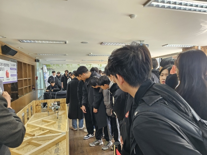 수원시글로벌평생학습관, 4족보행로봇 체험행사 개최