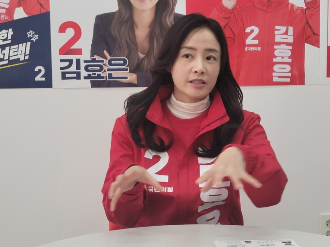 5살된 딸을 키우며 그 누구보다 대한민국 교육에 관심이 많은 40대 워킹맘 김효은 후보. 명품교육도시 오산은 자녀 양육에 관심이 큰 30~40대 유권자들이 많으며, 지난 지방선거에서 국민의 힘 후보인 현 이권재 시장을 뽑은 젊은 도시이다. 