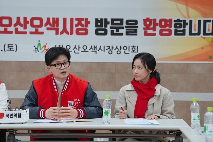 김효은 후보는 국민의힘 중앙선거대책위원회 위원으로 활동 중이다. 사진은 지난 16일 후보 지지를 위해 오색시장상인회를 방문한 한동훈 위원장과 함께한 김효은 후보.