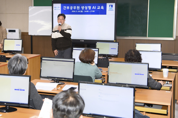 김현수 제1부시장이 18일 교육에서 인사말을 하고 있다.