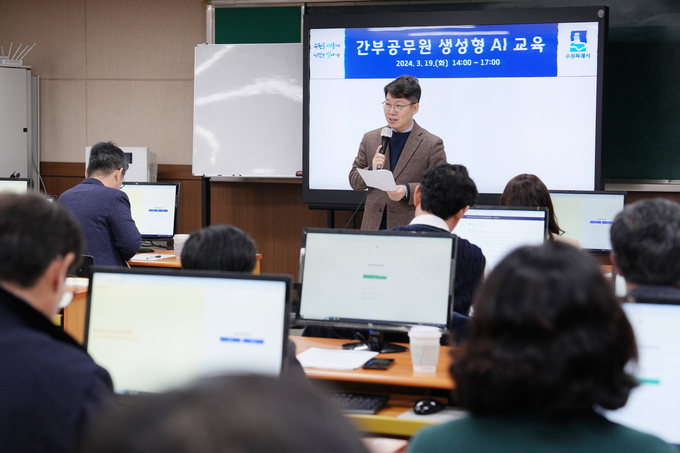 황인국 제2부시장이 19일 교육에 참여하고 있다.