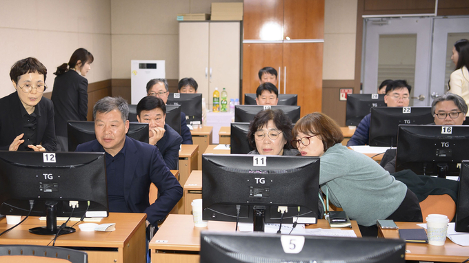 간부공무원들이 생성형 AI를 활용해 실습하고 있다.