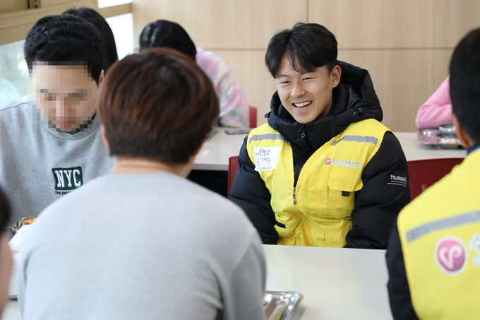 수원FC 이승우 선수가 20일 오전 수원시장애인종합복지관 식당에서 장애인들과 대화를 나누면서 웃고 있다.