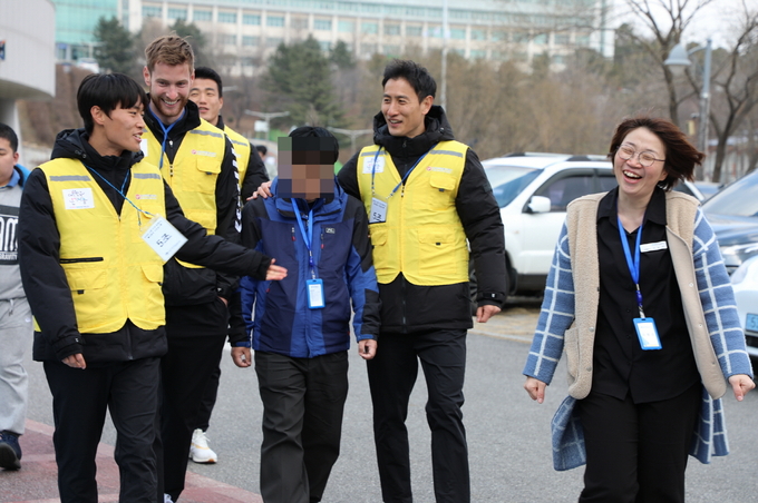 지동원(오른쪽에서 두 번째) 등 수원FC 선수들이 장애인들과 산책을 하면서 대화를 나누고 있다.