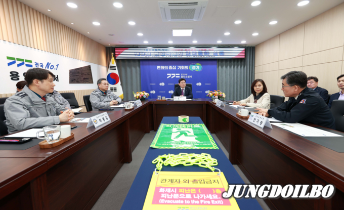 이상일 용인특례시장(가운데) 등 지역 기관장들이 지난 2월 용인소방서에서 열린 안전문화살롱 회의에서 화재 피난안내시설 지원을 논의하고 있다