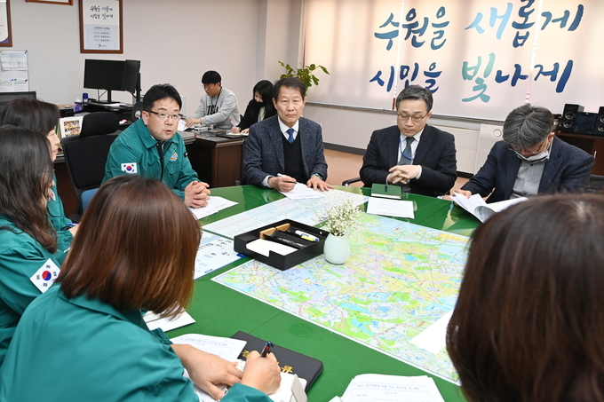 김현수 수원시 제1부시장이 회의에서 발언하고 있다