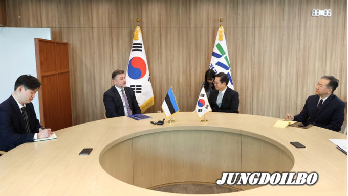 김동연 지사, 22일 경기도청 방문한 스텐 슈베데 주한 에스토니아 대사와 면담