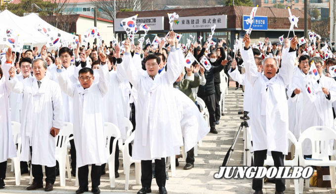 이상일 용인특례시장(앞 줄 오른쪽에서 두번째) 등 참석자들이 23일 구 원삼어린이집 야외무대에서 열린 용인 3·21 만세운동 기념 행사에서 만세 삼창을 하고 있다.
