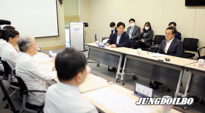 28일 김동연 경기도지사가 송정한 분당서울대병원장 및 관계자들에게 병원 운영현황 브리핑 및 건의사항을 청취하고 있다