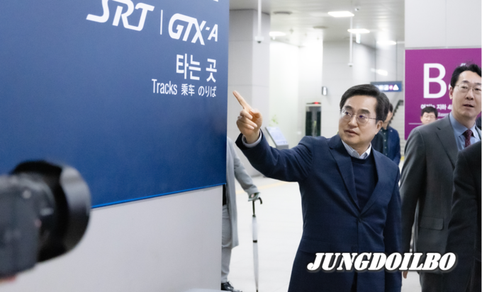 29일 오후 김동연 경기도지사가 GTX A노선 동탄역 지하 6층 승강장을 방문해 현장을 확인하고 있다. 