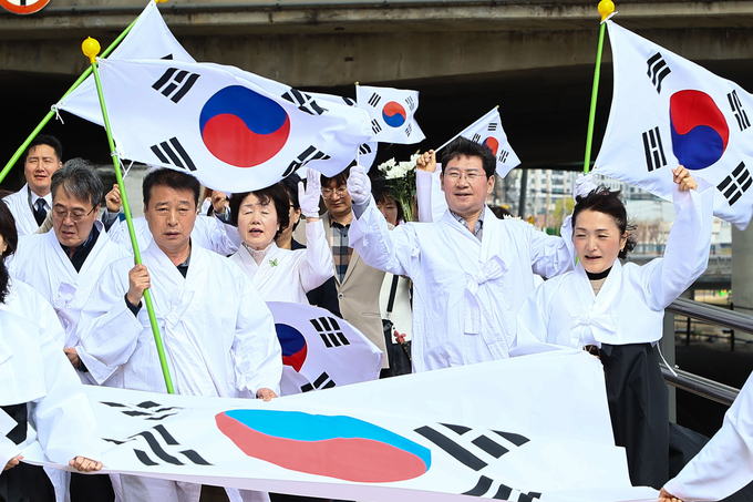 이상일 용인특례시장이 30일 3.30기흥독립만세운동 기념식에서 참가자들과 만세운동을 재연하고 있다