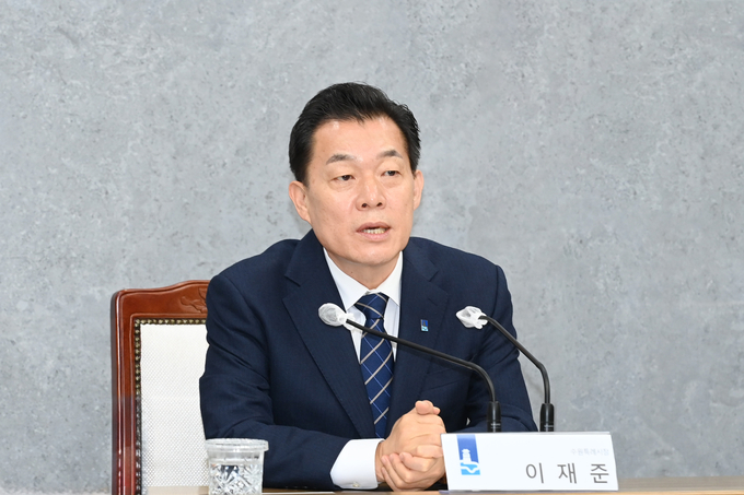 이재준 수원시장이 3월 29일 ‘성인페스티벌 개최 반대 대책회의’에서 발언하고 있다.