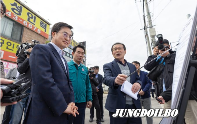 4일 옥정~포천 광역철도 사업 현장을 방문한 김동연 경기지사가 추진 상황을 점검하고 있다