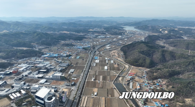 용인 첨단 시스템 반도체 국가산단이 들어설 이동 남사읍 일대 전경. 중앙을 관통하는 도로가 국도 45호선. 